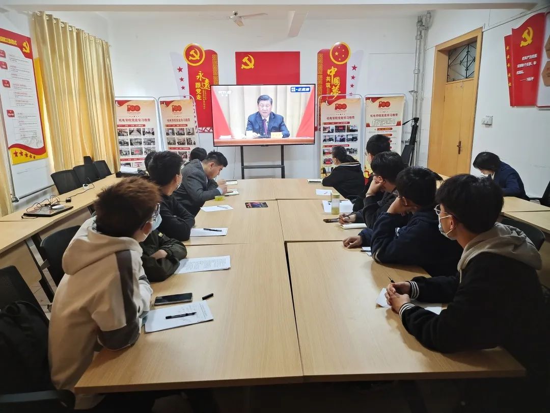 纽约国际手机登录师生观看庆祝中国共产主...